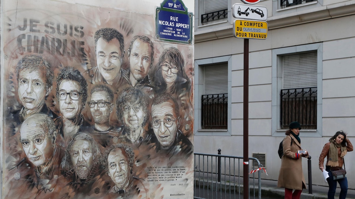 Les visages des victimes sont peints sur un des murs des anciens locaux de Charlie Hebdo.