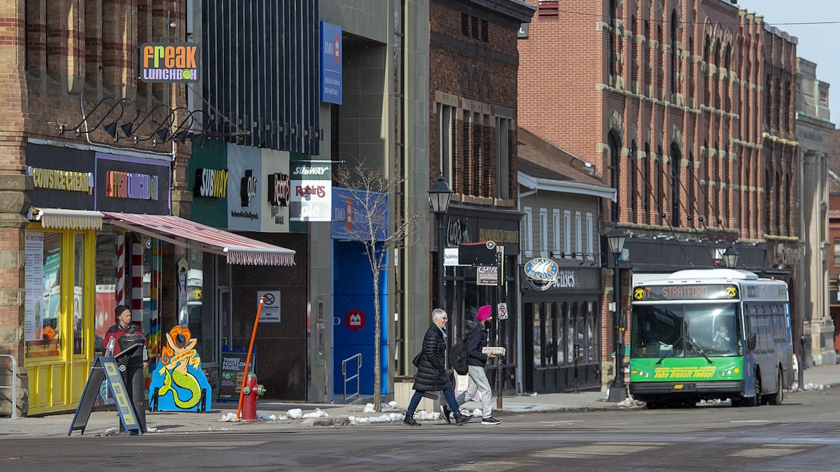 Autobus et piétons au centre-ville de Charlottetown en hiver.