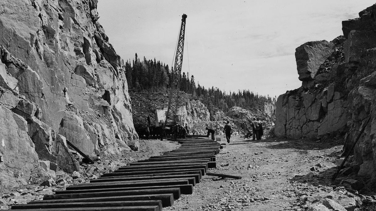 Des ouvriers travaillent à la construction du chemin de fer à Sept-Îles.