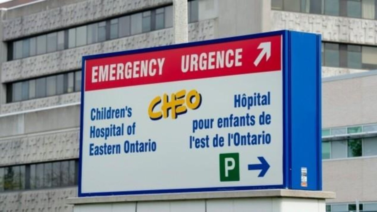 Une borne indique le stationnement et l'entrée de l'urgence du CHEO