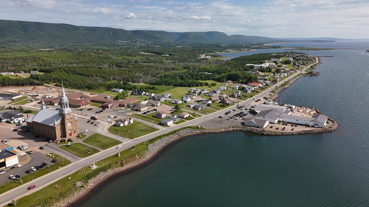 Les membres de la Caisse Populaire Acadienne votent concernant la fusion