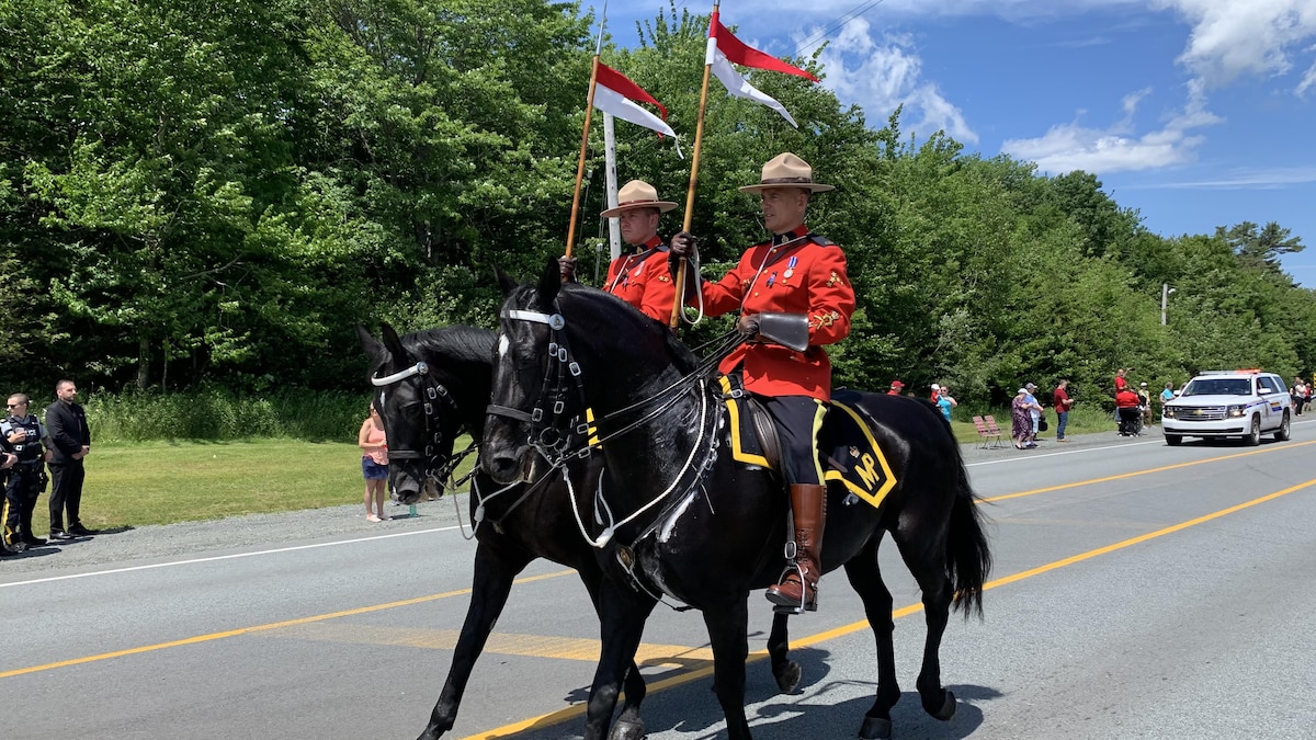 Des gendarmes à cheval, en route vers une cérémonie commémorative.