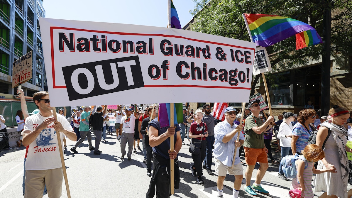 Des manifestants marchent dans les rues de Chicago.