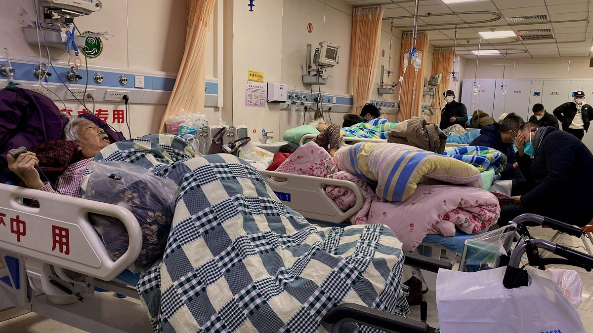 Des gens couchés dans des lits d'hôpital.