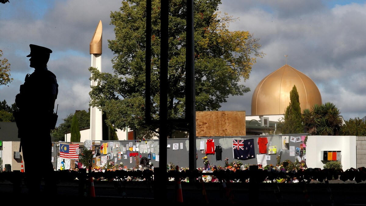 Un policier monte la garde devant la mosquée Al Noor à Christchurch en Nouvelle-Zélande.