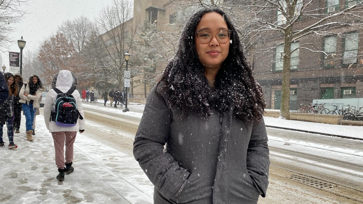 Christina Arayata sous la neige sur le campus de l'Université de Toronto au centre-ville.