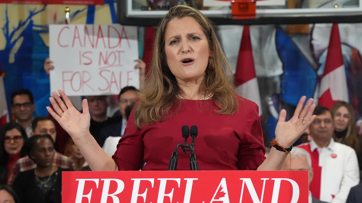 Chrystia Freeland s'exprime lors d'une conférence de presse.