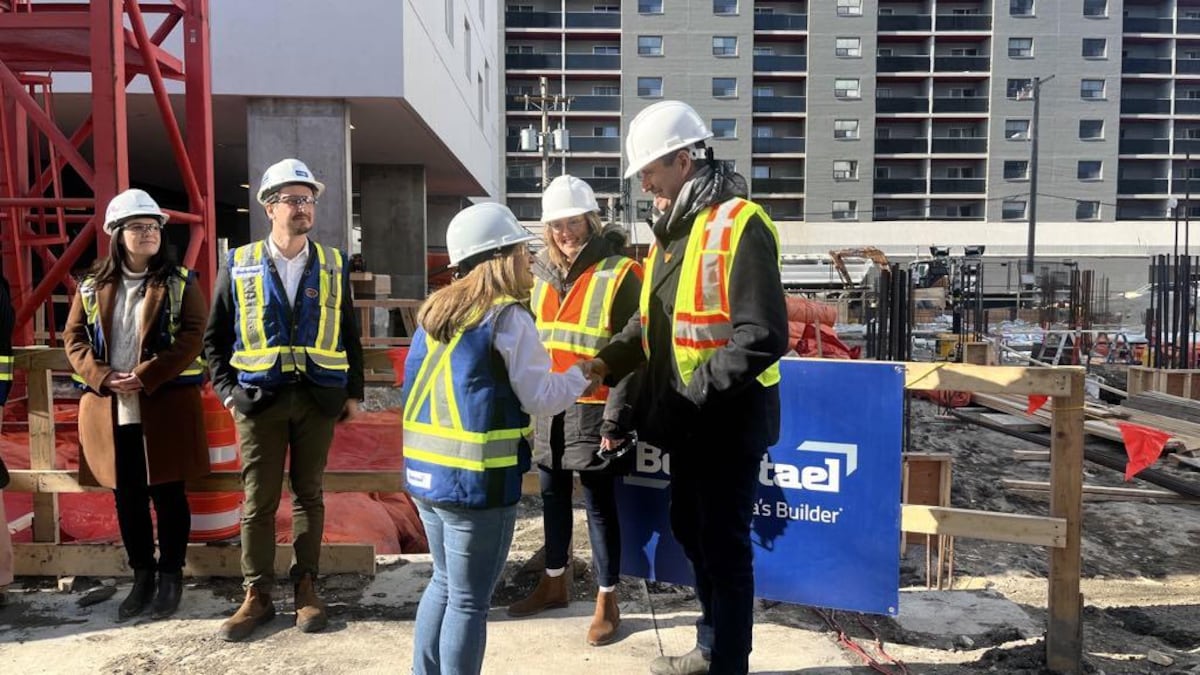 Chrystia Freeland donne la main aux responsables d’un projet de construction de logements au centre-ville de Winnipeg. Le 22 février 2024