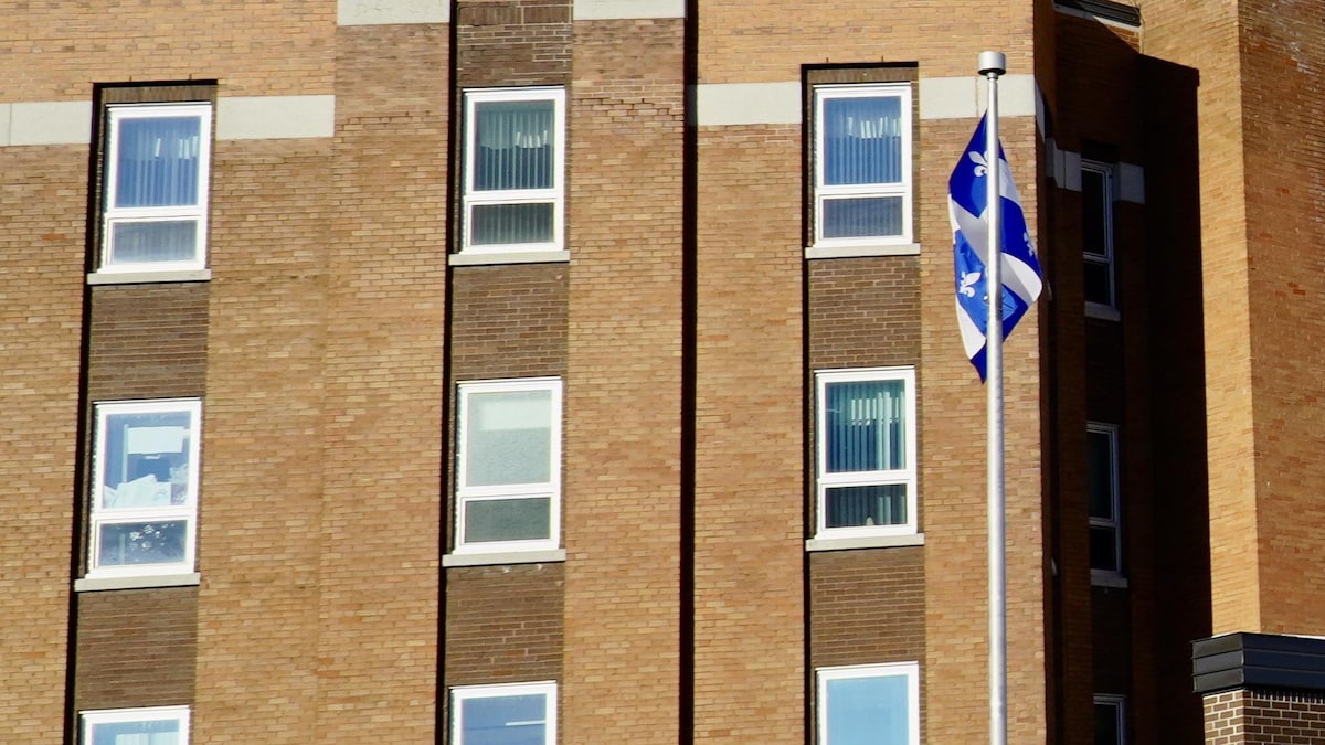 Drapeau du Québec devant le CHSLD Laflèche.