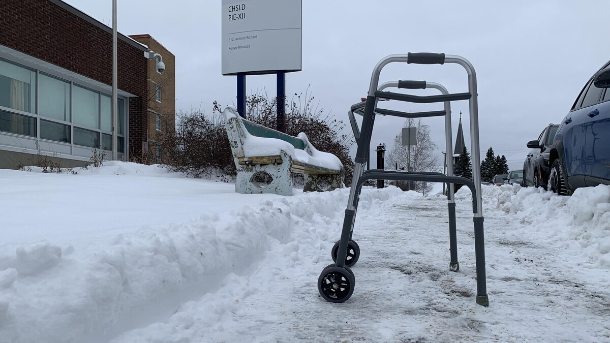 Une marchette près d'un banc devant le CHSLD de Rouyn-Noranda.