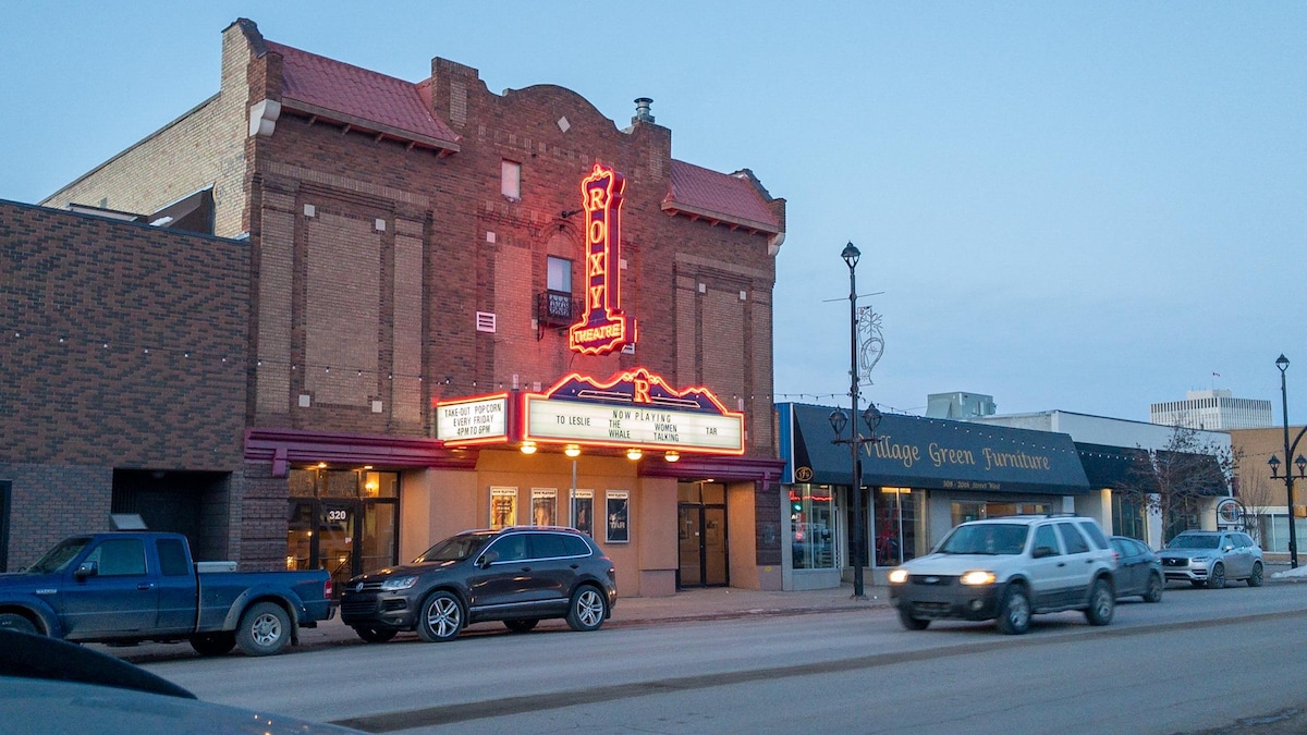 L'extérieur du cinéma Roxy Theatre de Saskatoon.