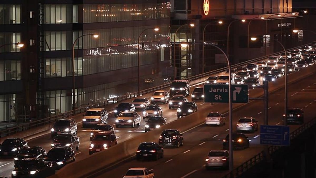 La congestion sur l'autoroute Gardiner le soir.