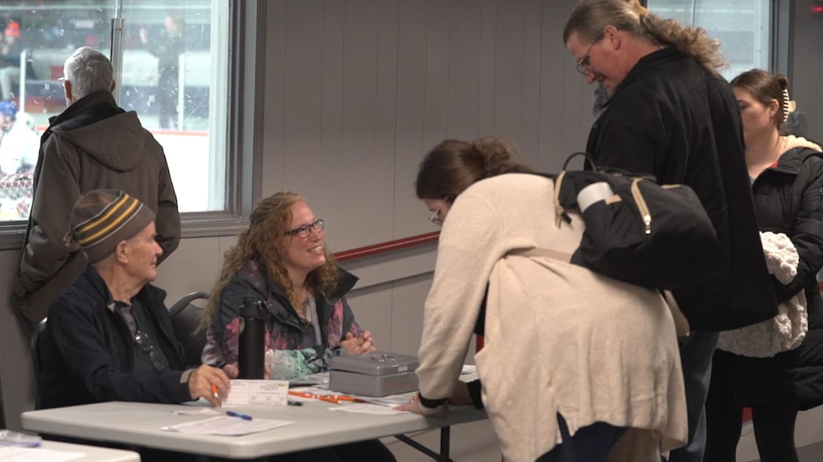 Une femme qui signe une pétition
