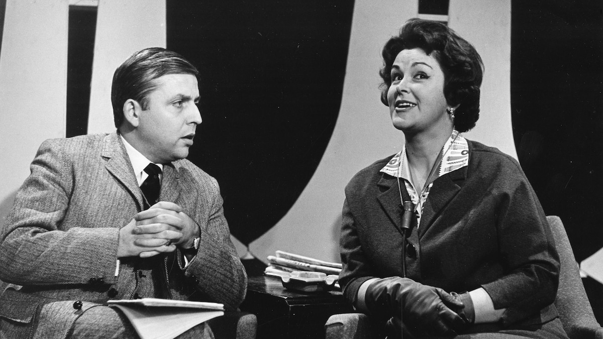 Wilfrid Lemoine et Claire Kirkland-Casgrain discutent, assis un à côté de l'autre. 
