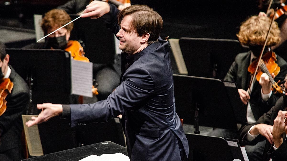 Clemens Schuldt dirige l'OSQ en concert. 