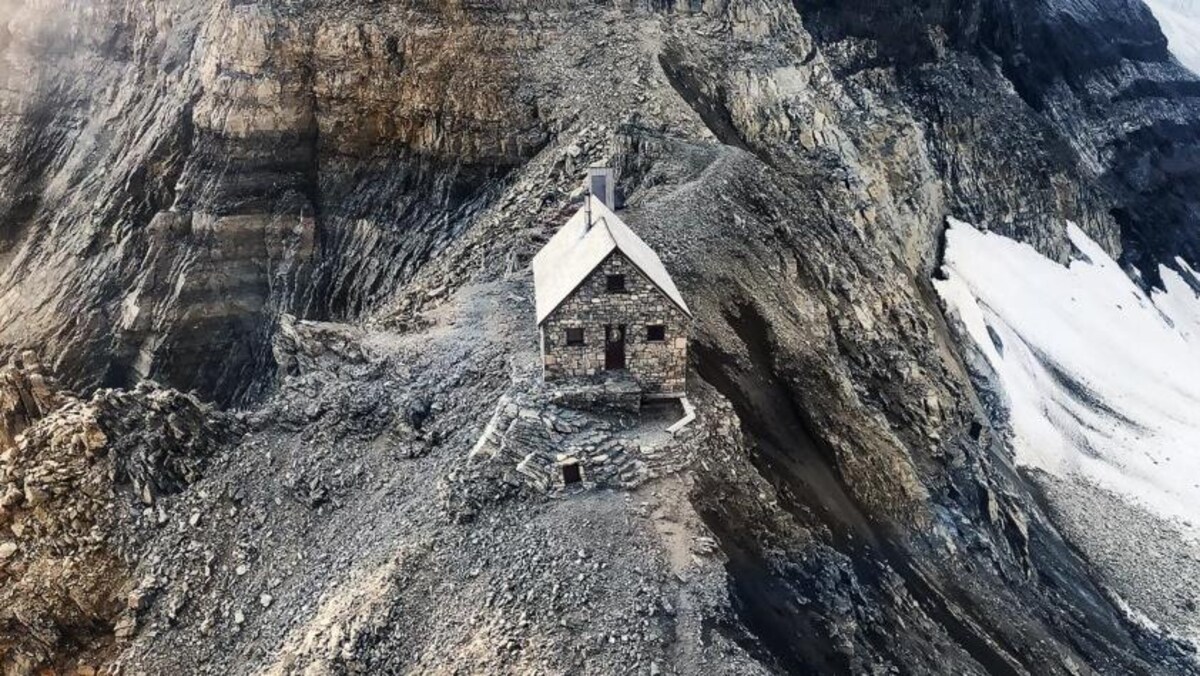 Un refuge en pierre construit sur un col de montagne.