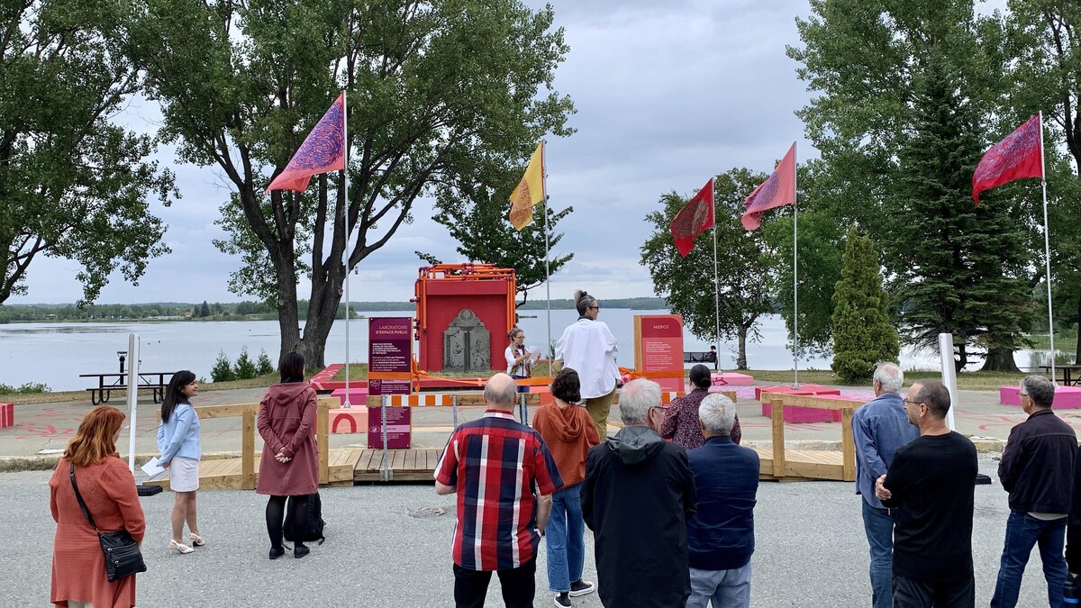 Une dizaine de personnes sont réunies au parc des Pionniers pour l'inauguration.