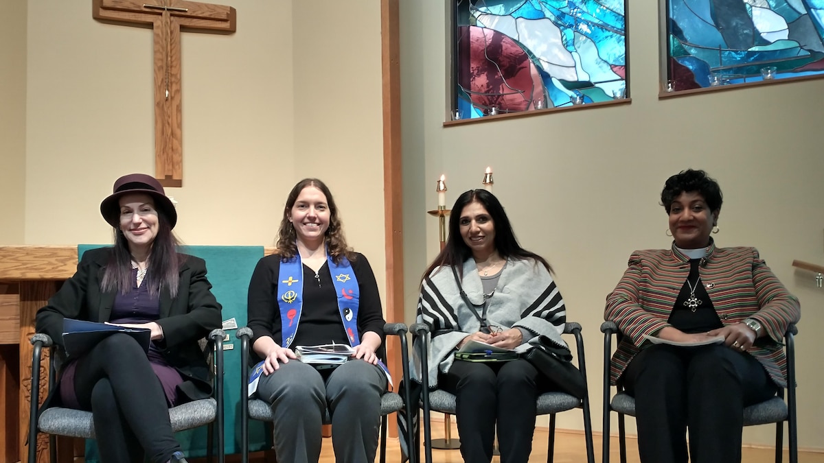 Quatre femmes, toutes leaders dans de confessions religieuses différentes, sont assises en regardant l'appareil-photo