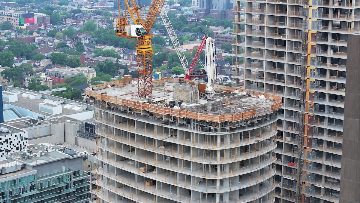 Image aérienne qui montre la construction de deux édifices de condominiums en juin 2023. 