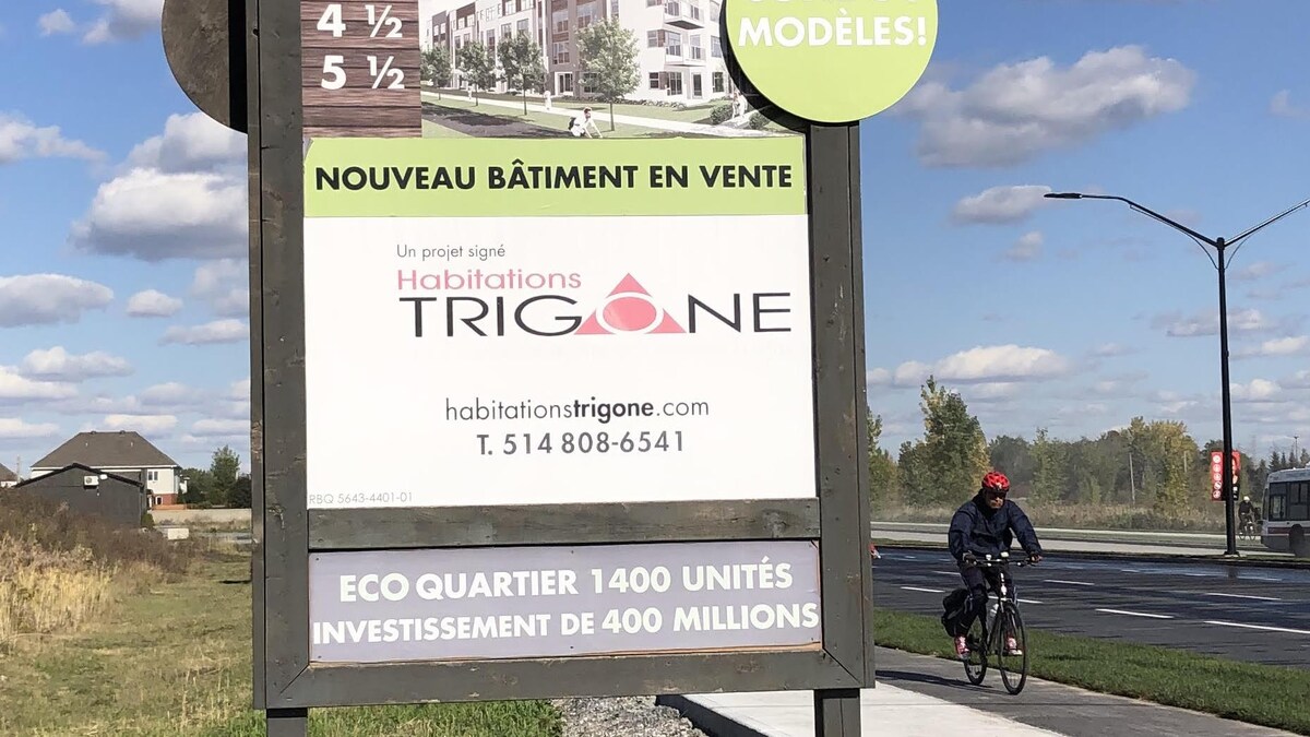 une affiche qui annonce la construction d'un complexe de 1400 condos.