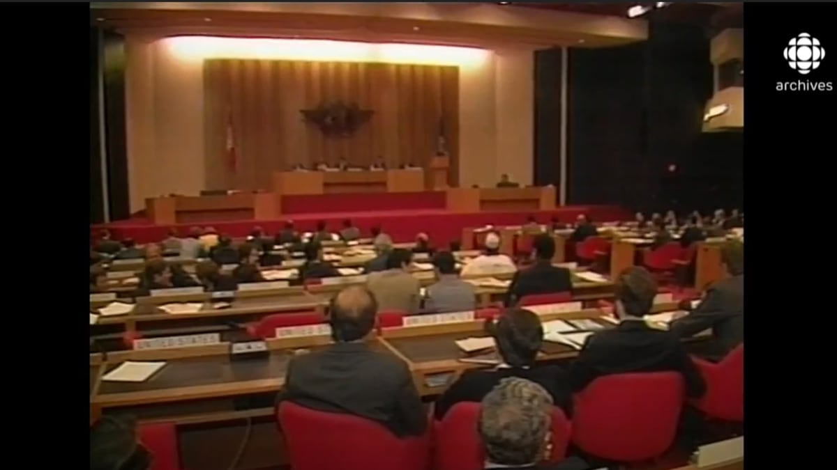 Des représentants de différents pays assis dans une salle de réunion.
