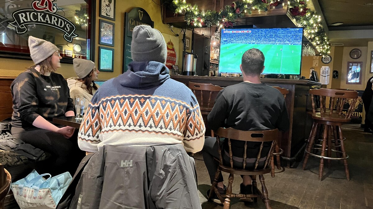 Un groupe de quatre partisans regarde la diffusion de la finale de la Coupe du monde 2022 entre l'Argentine et la France.