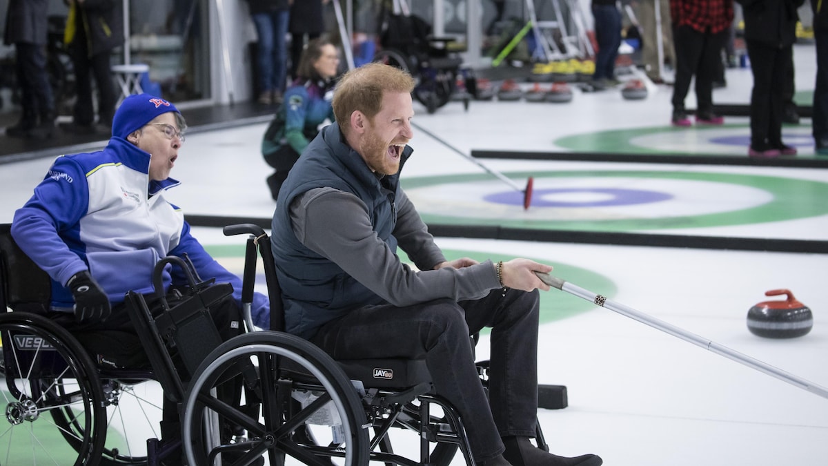 Le prince Harry joue au curling en fauteuil roulant, le 16 février 2024. 