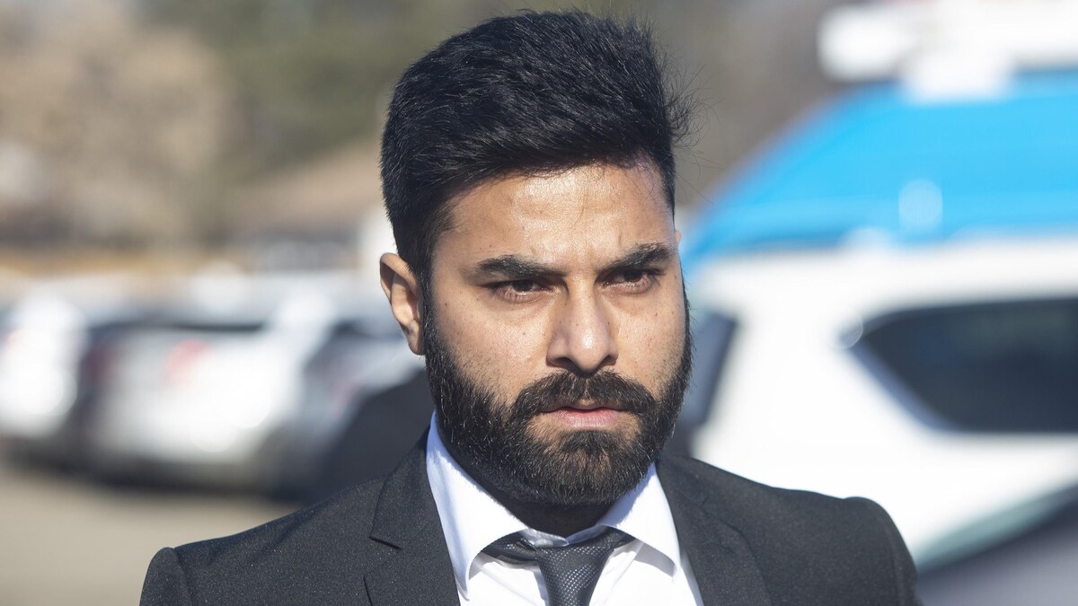 Le chauffeur de camion Jaskirat Singh Sidhu entre au centre Kerry Vickar pour purger sa peine à Melfort, en Saskatchewan, le 22 mars 2019. 