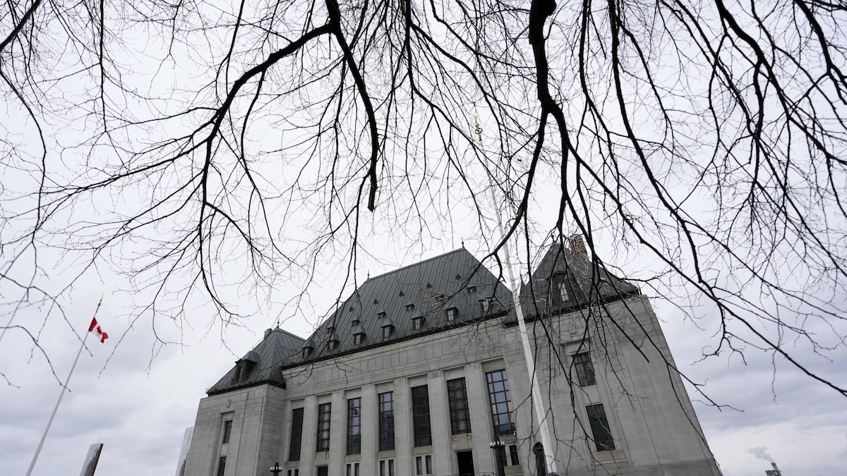La Cour suprême du Canada en hiver.