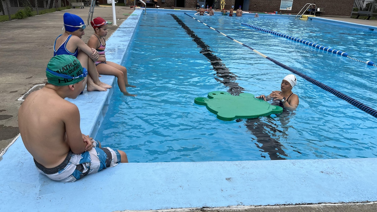 Des jeunes suivent un cours de natation. 