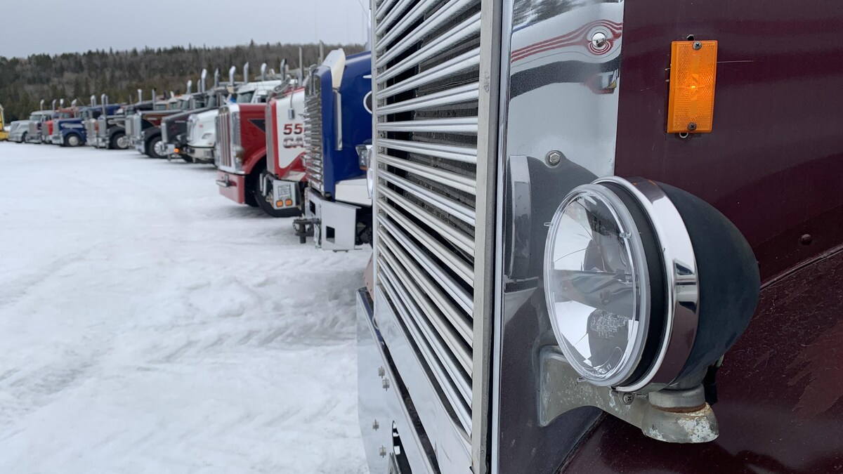 Des camions stationnés sur la neige.
