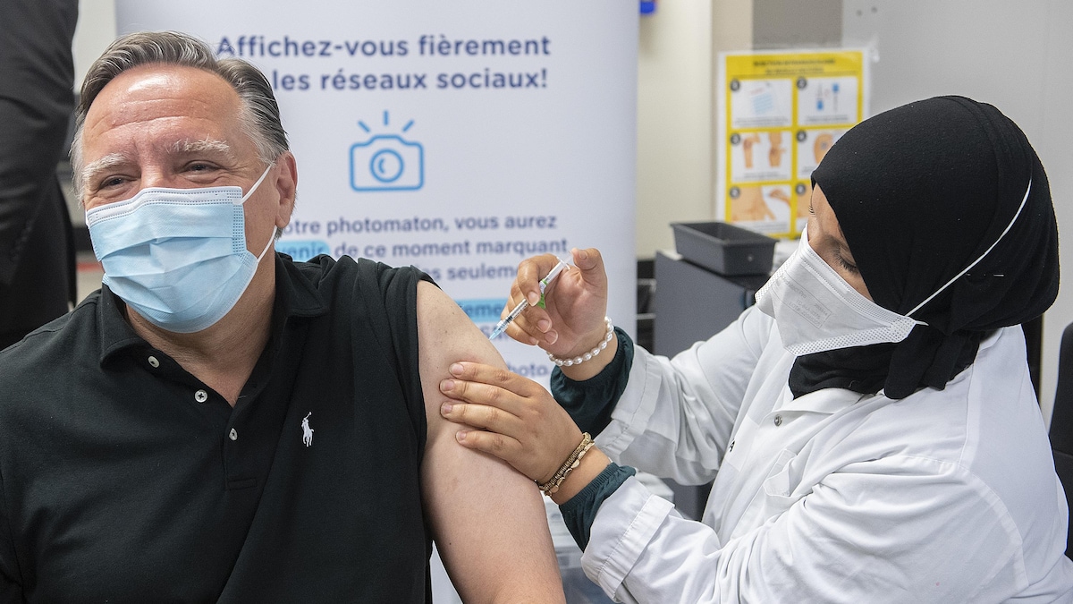 Le premier ministre du Québec s'est fait vacciner à Montréal.