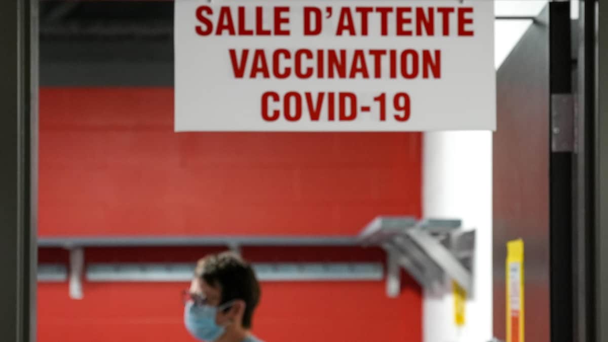 Une femme portant un masque se déplace dans le site de vaccination contre la COVID-19 de Bonaventure, le 20 mars 2021.
