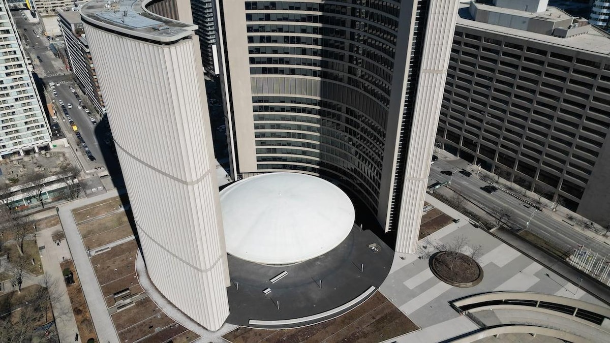 Une vue sur l'Hôtel de ville de Toronto.