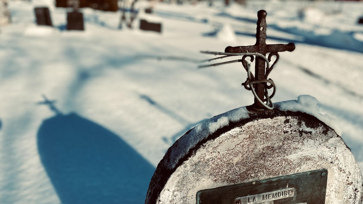 Une petite pierre tombale dans un cimetière.