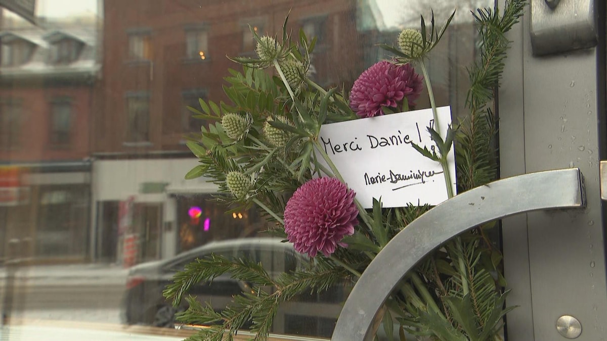 Un bouquet de fleurs laissé sur la porte du complexe ExCentris, à Montréal, fondé par Daniel Langlois en 1999.
