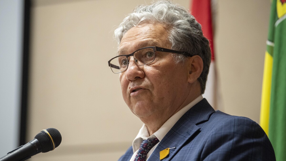 Le ministre fédéral responsable de Développement économique Canada pour les Prairies et de l’Agence canadienne de développement économique du Nord ainsi que le ministre fédéral des Affaires du Nord, Daniel Vandal, en conférence de presse à Saskatoon, en Saskatchewan, le 28 juin 2022.