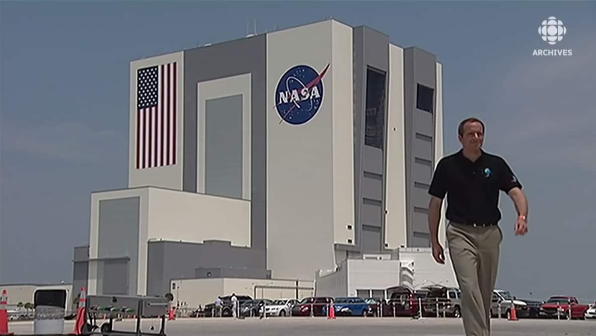 David Saint-Jacques marche devant les bâtiments de la NASA à Houston, au Texas. 