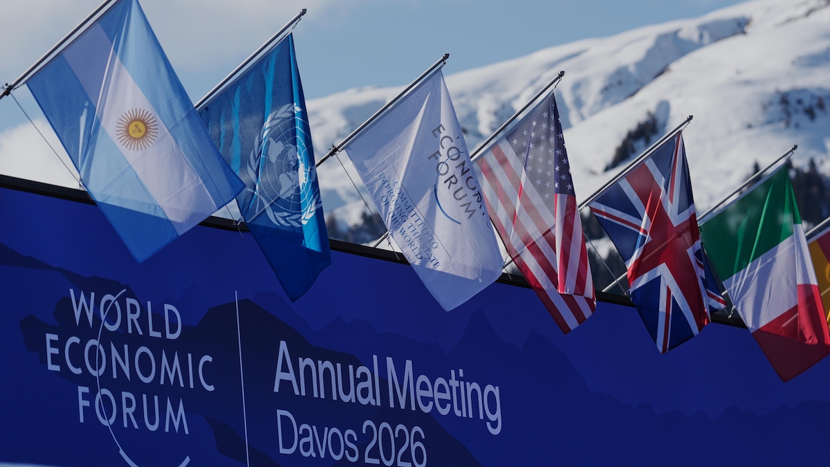 Des drapeaux notamment du Royaume-Uni et des États-Unis ornent la façade du centre des congrès.
