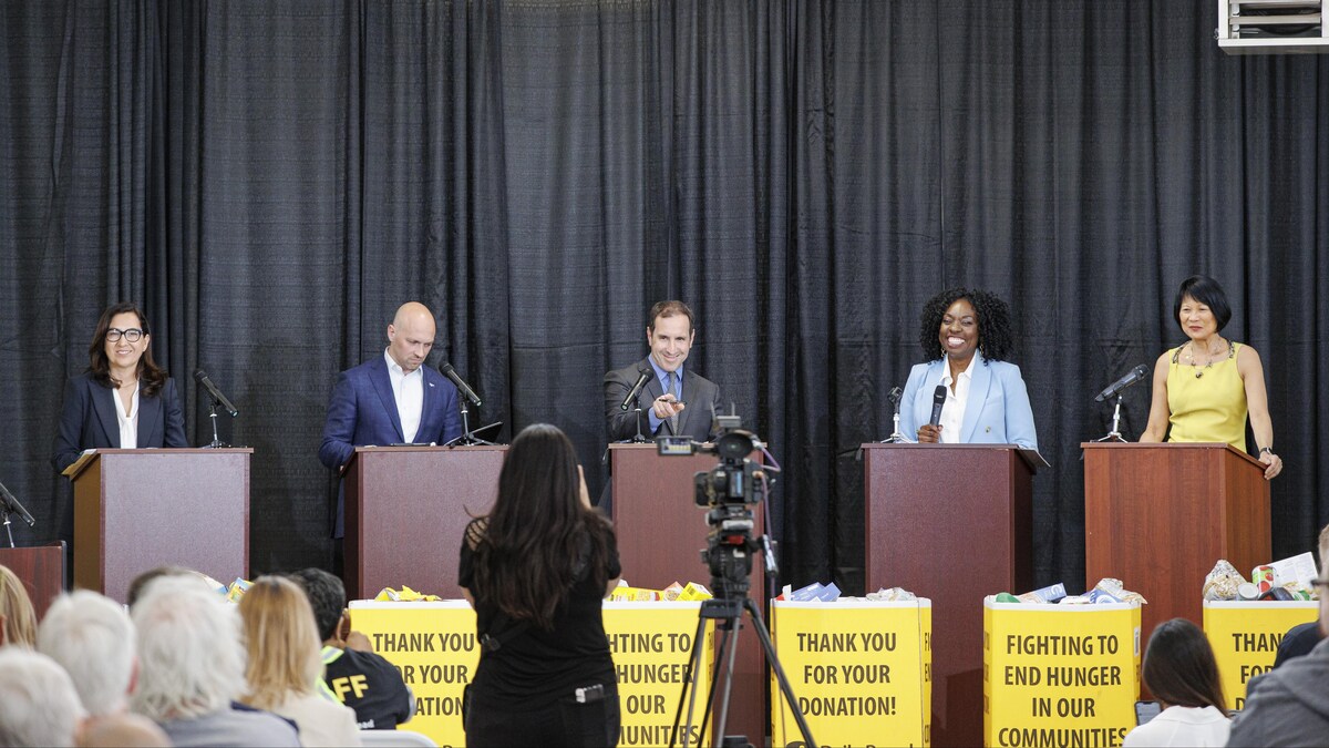 Cinq des candidats à la mairie de Toronto ont participé lundi au premier débat de la campagne dans les locaux de la banque alimentaire Daily Bread.