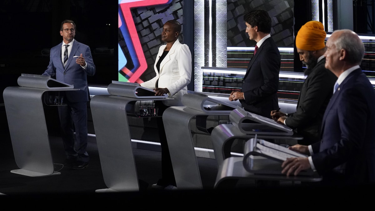 Yves-François Blanchet, Annamie Paul, Justin Trudeau, Jagmeet Singh et Erin O'Toole sur le plateau sur débat des chefs.