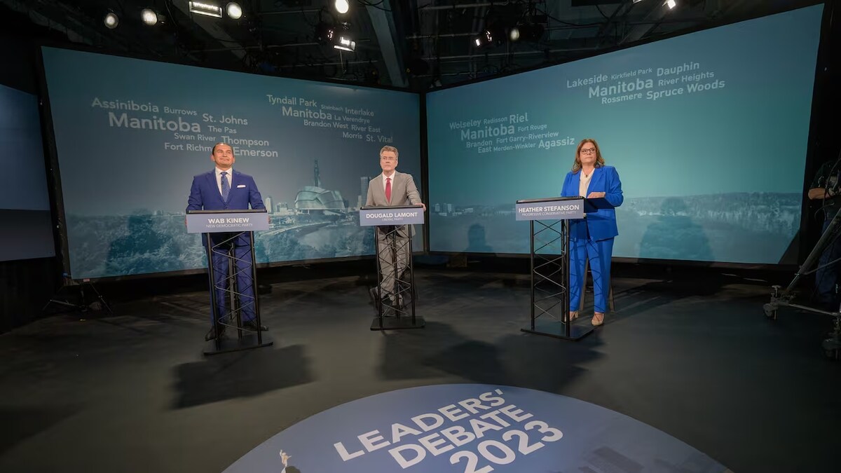 De gauche à droite : Wab Kinew, chef du NPD du Manitoba, Dougald Lamont, chef du Parti libéral, et Heather Stefanson, cheffe du Parti progressiste-conservateur, participent à un débat. 21 septembre 2023.