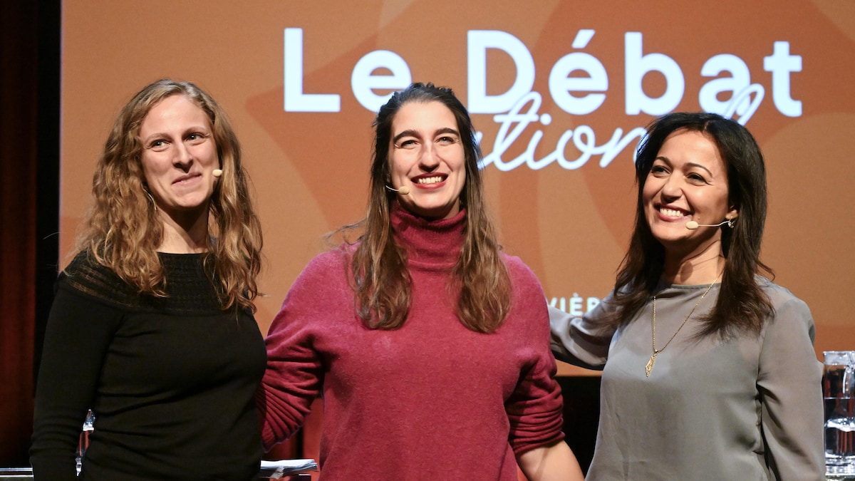 Christine Labrie, Émilise Lessard-Therrien et Ruba Ghazal sourient sur scène lors d'un débat à Trois-Rivières.