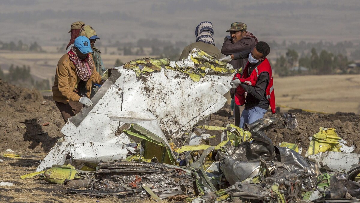 Des secouristes fouillent les débris du Boeing 737 MAX qui s'est écrasé en Éthiopie, en mars 2019.