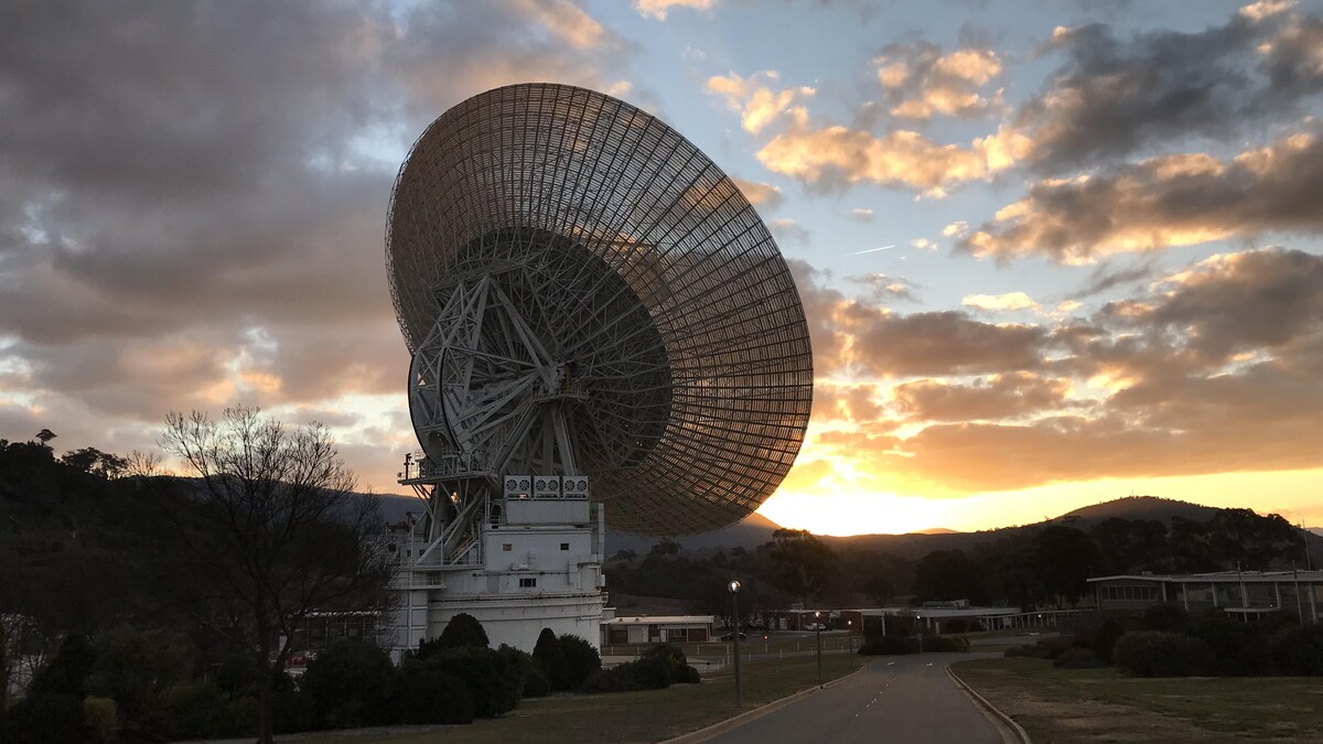 Une grande antenne parabolique.