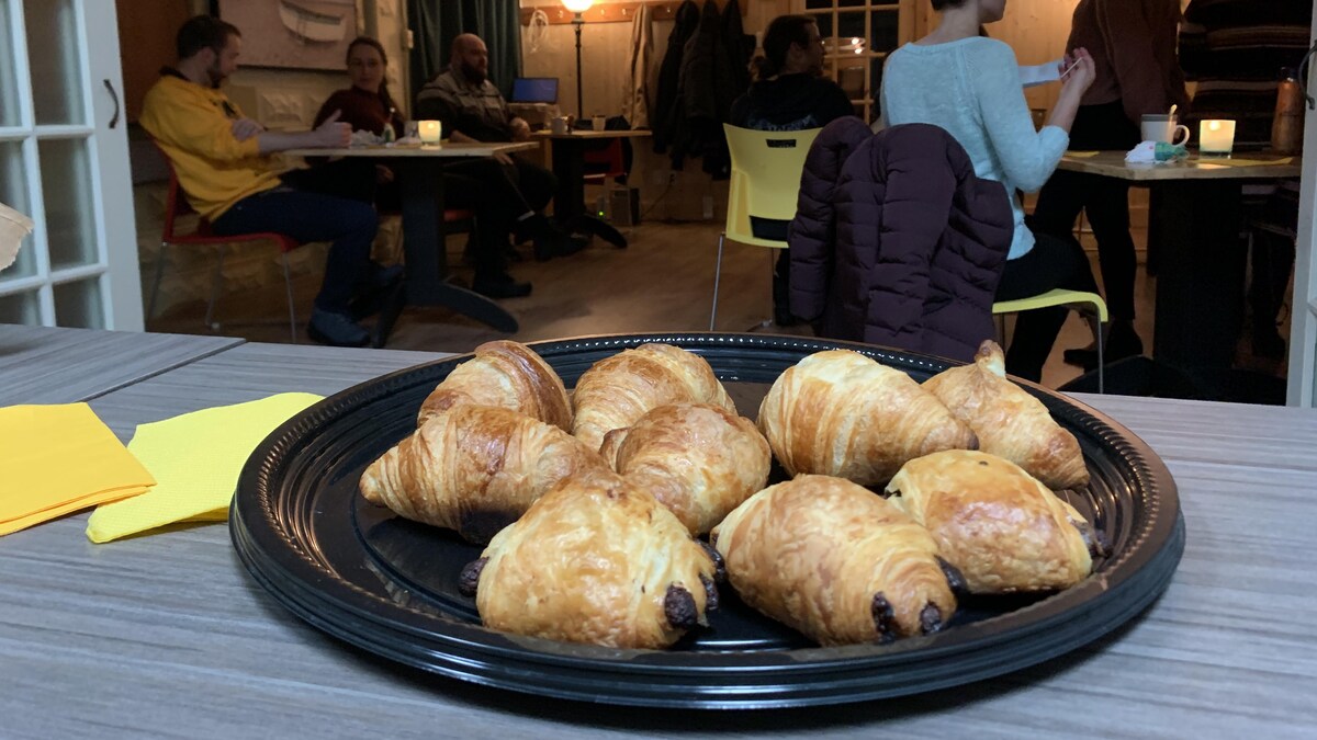 Des brioches dans une salle de rencontre.