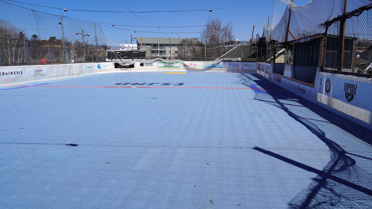 Une surface de hockey sur toit.