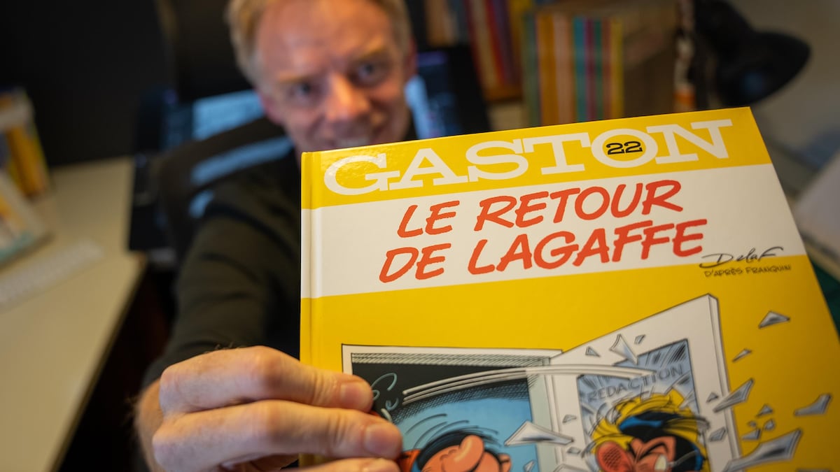Delaf montre son album de Gaston Lagaffe.