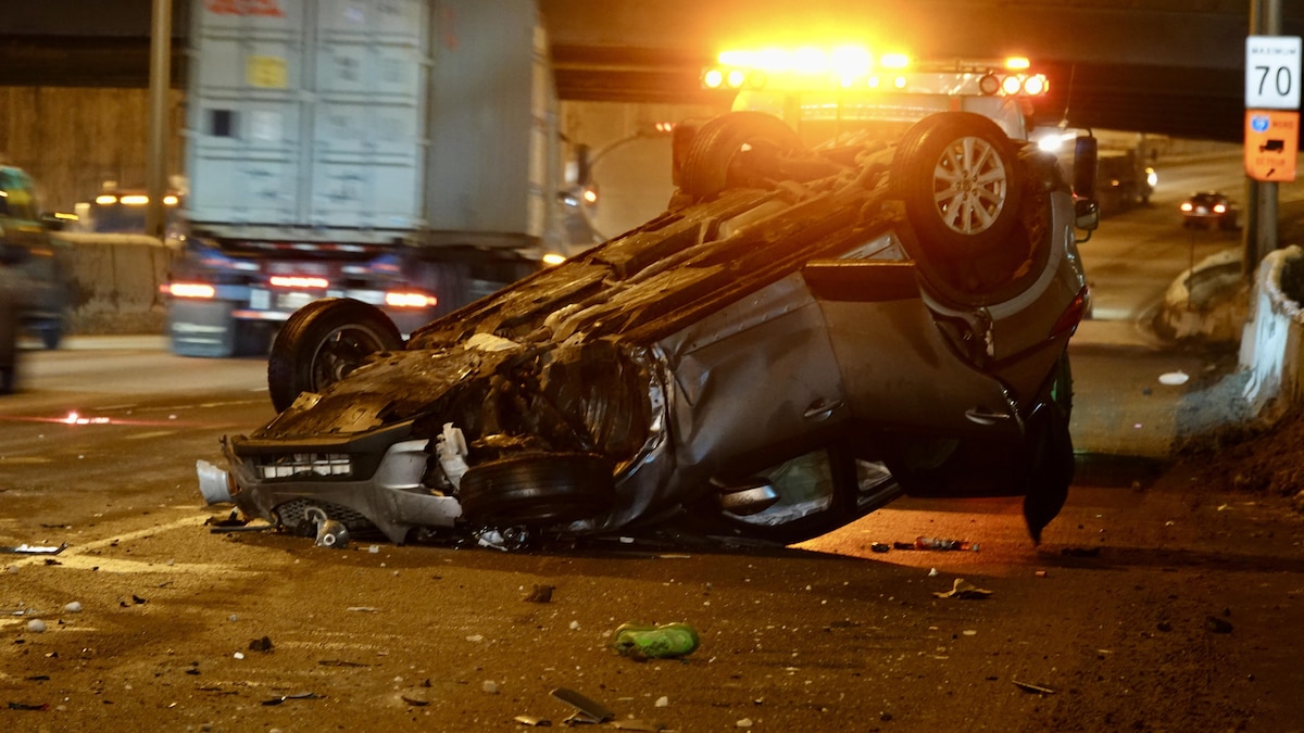 Un véhicule sur le capot après un accident près de l’autoroute 40 à Montréal.