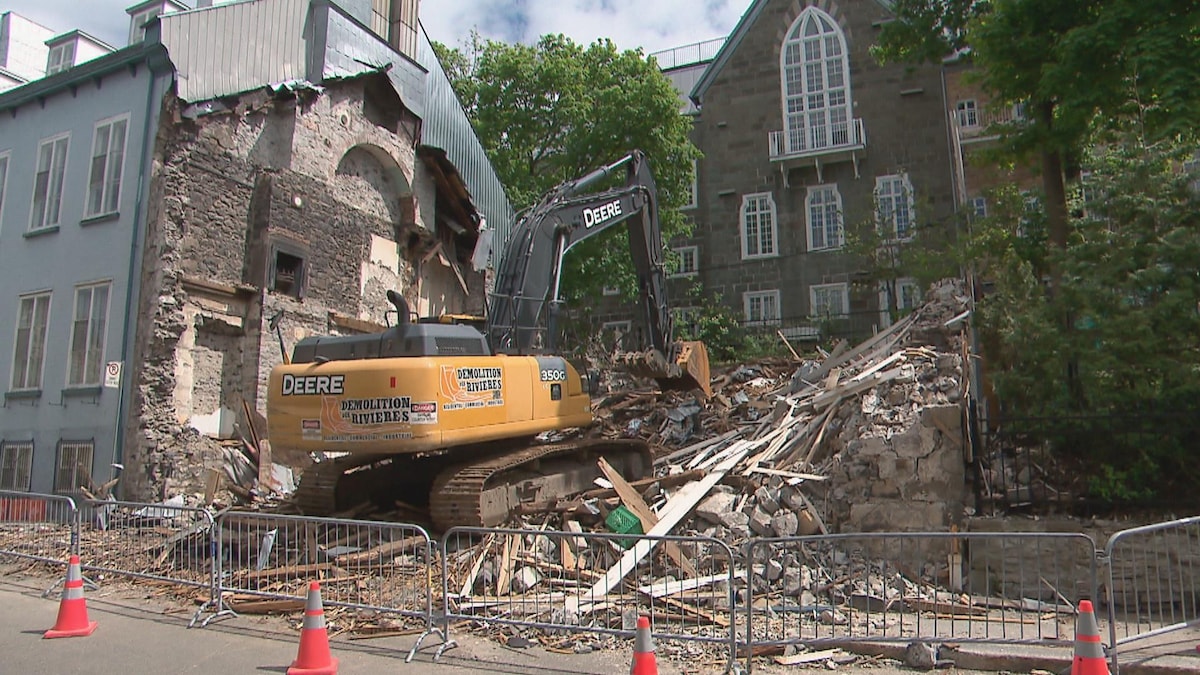 Les débris sont toujours sur place au 45 avenue Sainte-Geneviève, six jours après sa démolition 